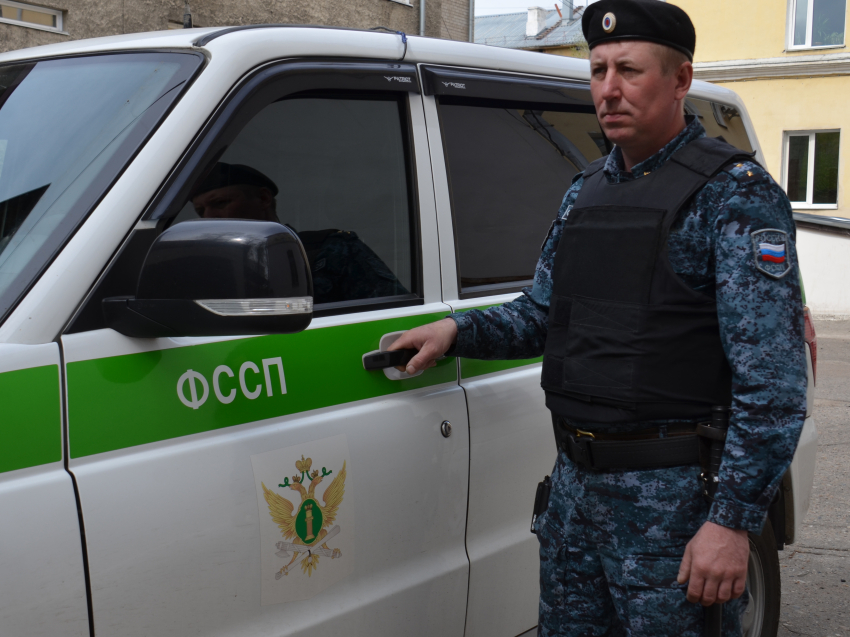 Судебные приставы задержали находившегося в розыске читинца и доставили его на срочную операцию