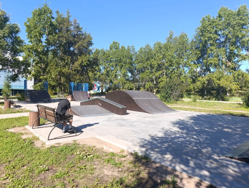 ​«Пришли командой прямо со скейтами»: в поселке Горном скейт-парк создали по просьбе детей