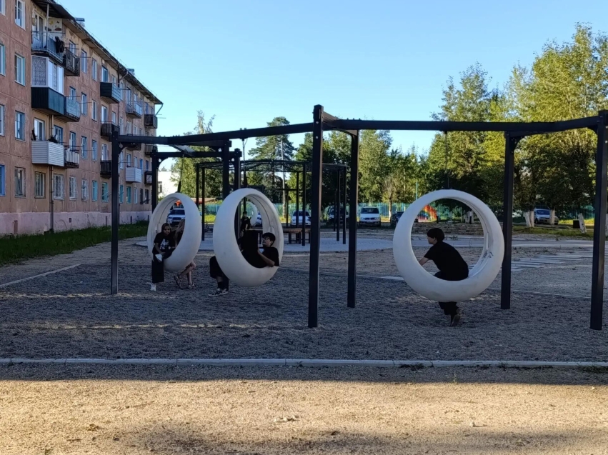 ​Проект благоустройства двора в Горном на улице Солнечной посвятили солнцу, здесь появились стилизованные арт-объекты  