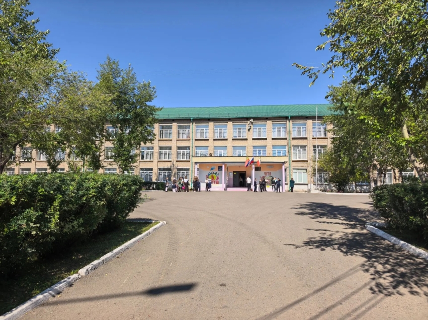 ​Первоклассников и выпускников средней школы №36 Читы поздравили с Днем знаний