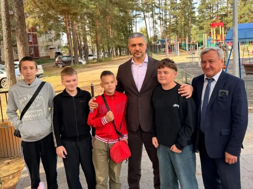 ​В Новокручининском губернатору Забайкалья показали двор, благоустроенный по мотивам отрывка «У лукоморья дуб зеленый…» из поэмы «Руслан и Людмила» Александра Сергеевича Пушкина