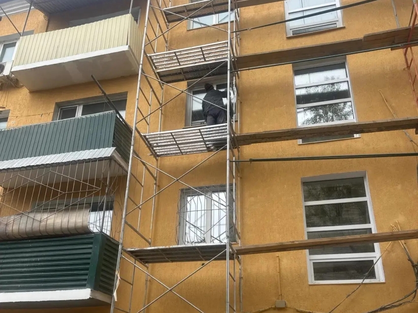 В Чите продолжается ремонт фасада многоквартирного дома 