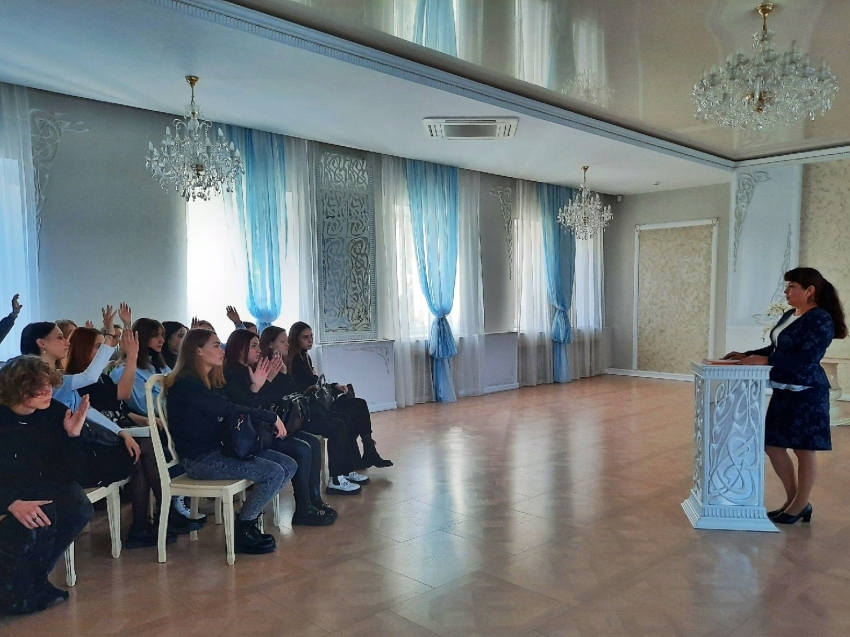 Экскурсии для школьников и студентов провели в департаменте ЗАГС Zабайкалья