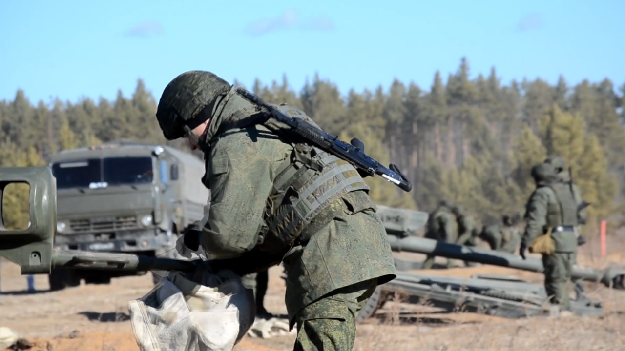 Мобилизованные военнослужащие в Zабайкалье учатся уничтожать бронетехнику  условного противника из гаубиц Д-30 | 20.10.2022 | Чита - БезФормата