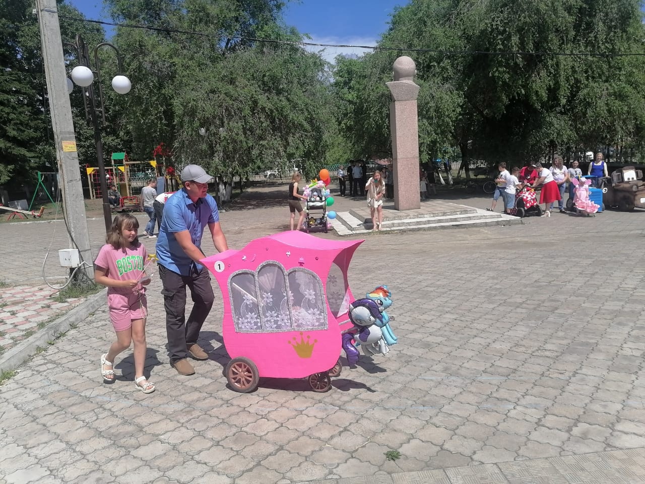 В Красном Чикое 25 июня в рамках празднования Дня молодежи, прошли «Парад  колясок» и «Забег карапузов» | 27.06.2023 | Красный Чикой - БезФормата