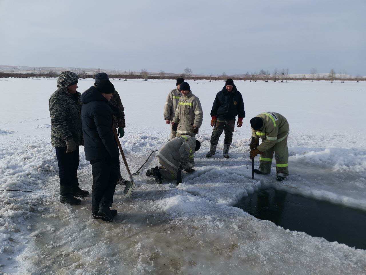 Департамент по гражданской обороне и пожарной безопасности Забайкальского  края | Пожарная часть ГУ «Забайкалпожспас» по охране поселка Ясногорск​  приняла участие в установке Иордани на реке Онон.