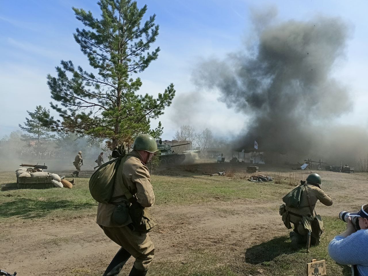 Официальный портал Забайкальского края | Реконструкцию боя 1944 года в Чите  завершили победным выстрелом легендарного танка «Т-34»