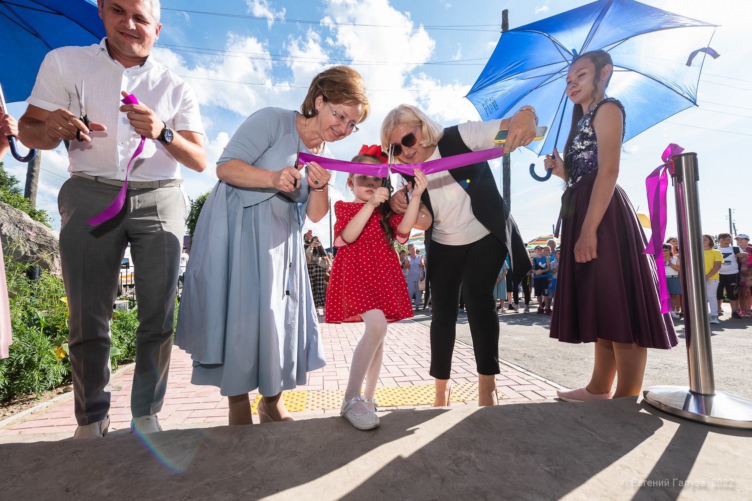 В открытии «Улётной» библиотеки приняла участие самая активная читательница пятилетняя Элина Панова 