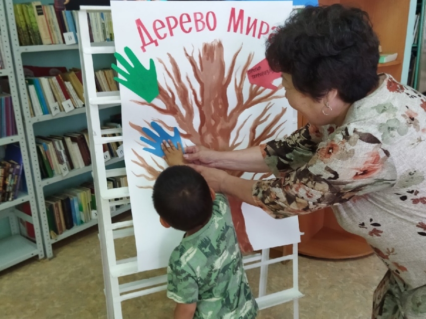 Ко Дню солидарности в борьбе с терроризмом, в Агинской краевой библиотеке, прошла акция-призыв «Дерево мира»