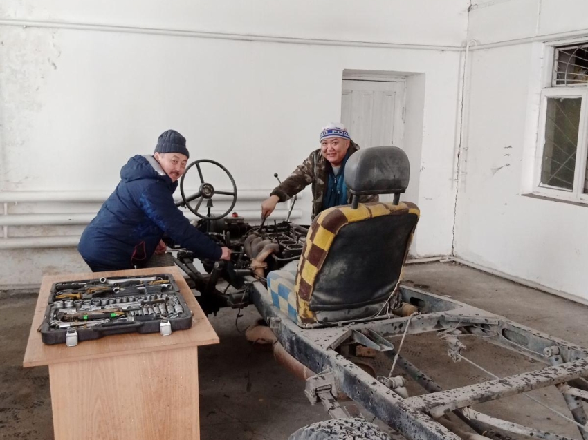 Мастера добровольцы начинают восстановление УАЗа для земляков военнослужащих