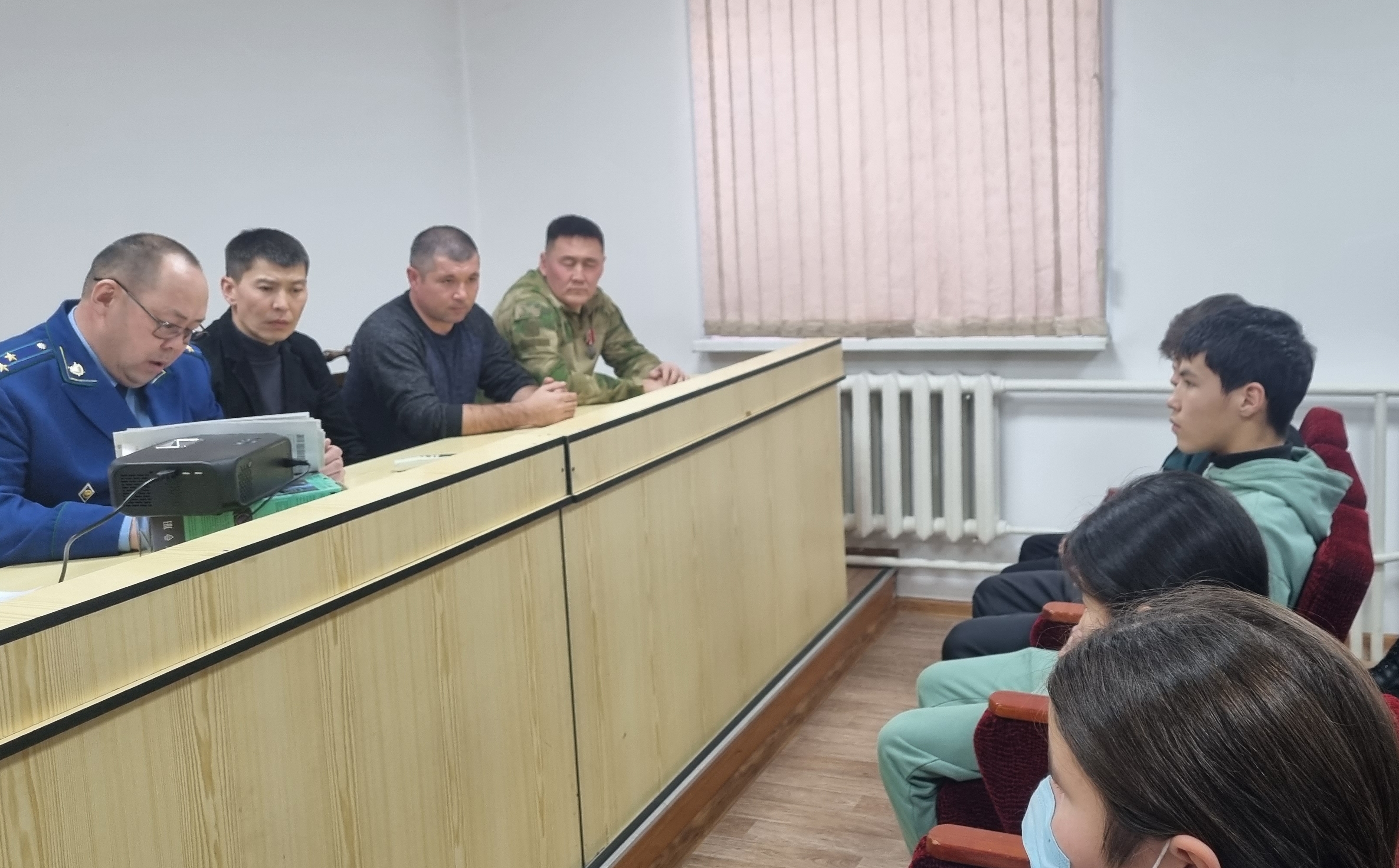 Прокуратура Агинского района организовала встречу детей с участниками специальной военной операции и  активистами общественных организаций