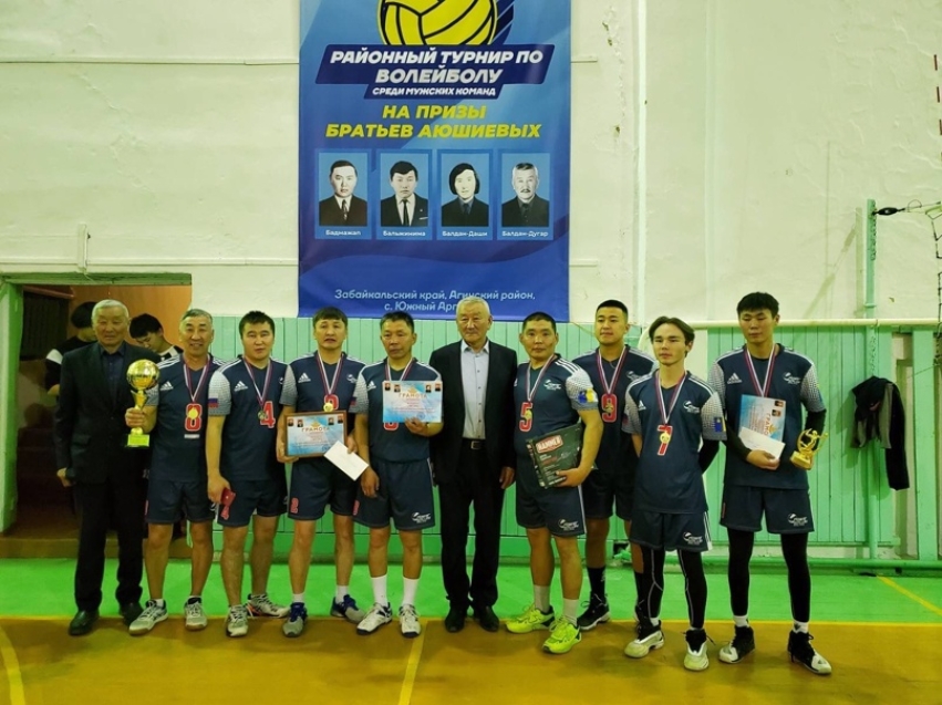 ​В селе Южный Аргалей прошёл районный турнир по волейболу среди мужских команд на призы братьев Аюшиевых.