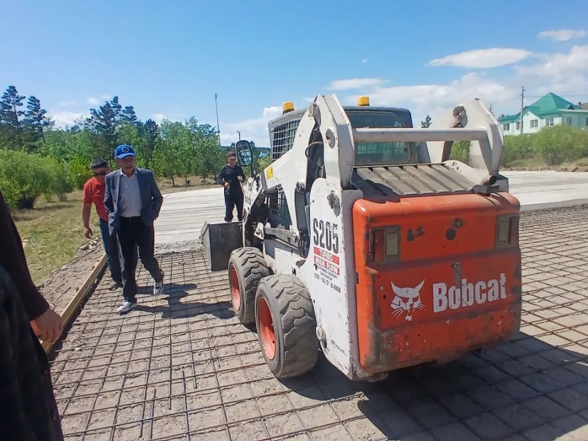 Руководитель округа проверил объекты ремонта и строительства на территории поселка Агинское