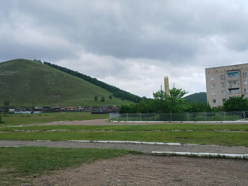 Ананда Дондоков проверил ремонтно-строительные объекты в поселке Новоорловский