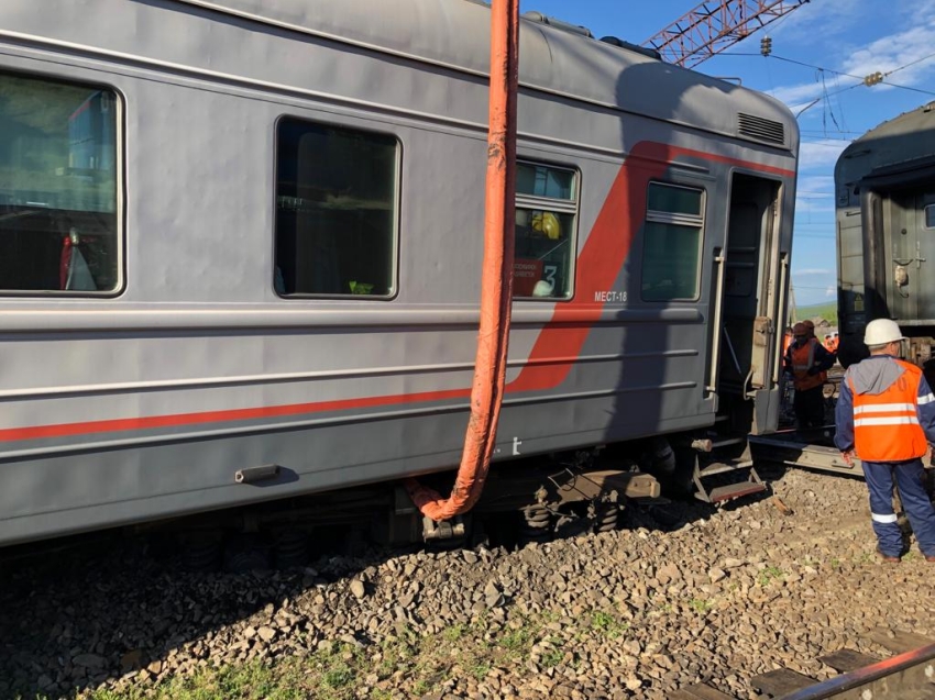 Рельсы чита. Сход пассажирских вагонов. Поезд Забайкальск. Поезд Баргузин Забайкальск. Сход вагонов в Забайкалье.