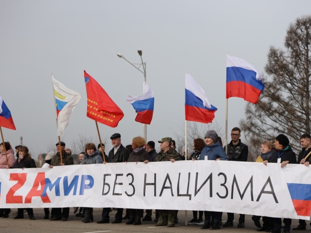 Мир без нацизма картинки. Zа мир без нацизма картинки. Zа мир без нацизма. Евлоев с плакатом «zа мир без нацизма» фото.