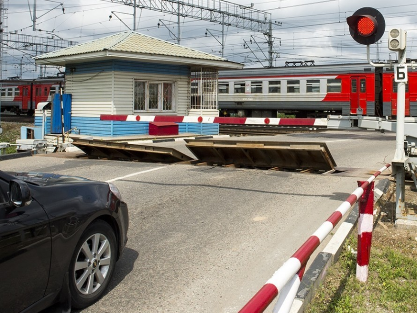 Госавтоинспекция Чернышевского района напоминает, что в период отпусков и путешествий важно грамотно пересекать железнодорожные пути.