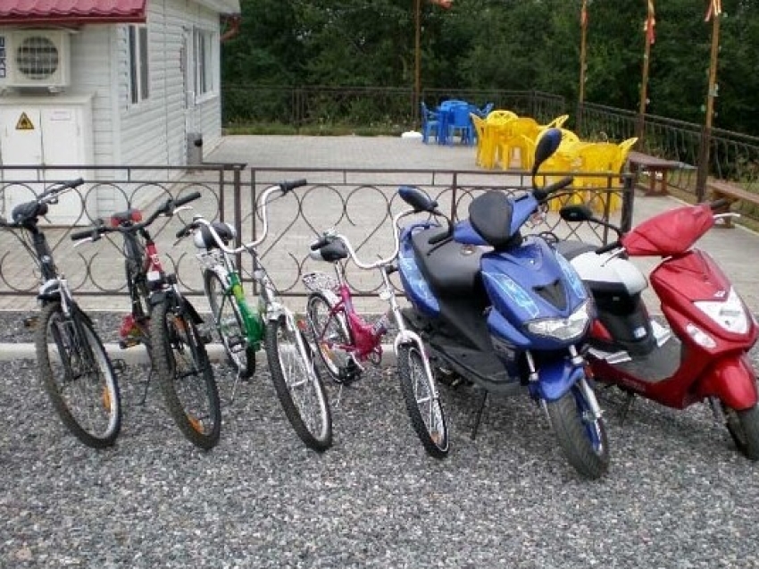Скутеры алтайский край. Мотоциклы Мопеды велосипеды. Мопед велосипедный. Скутер велосипед. Велосипед скутер мопед.