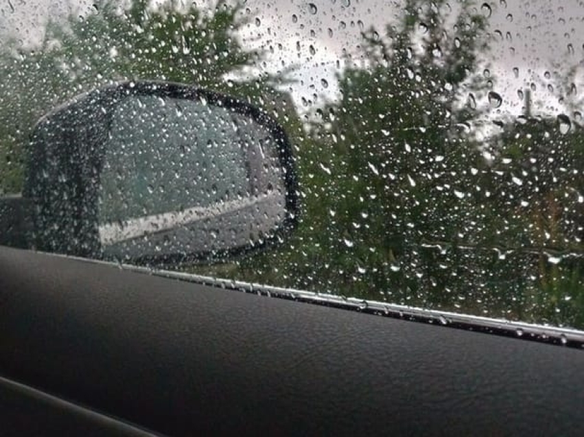 Сотрудники Госавтоинспекции призывают водителей быть внимательными в снегопад.
