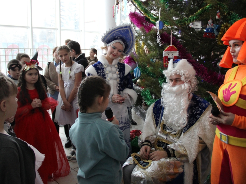 ​В Красночикойском районе прошла Ёлка Главы, которая стала настоящим праздником для лучших учеников школ района.