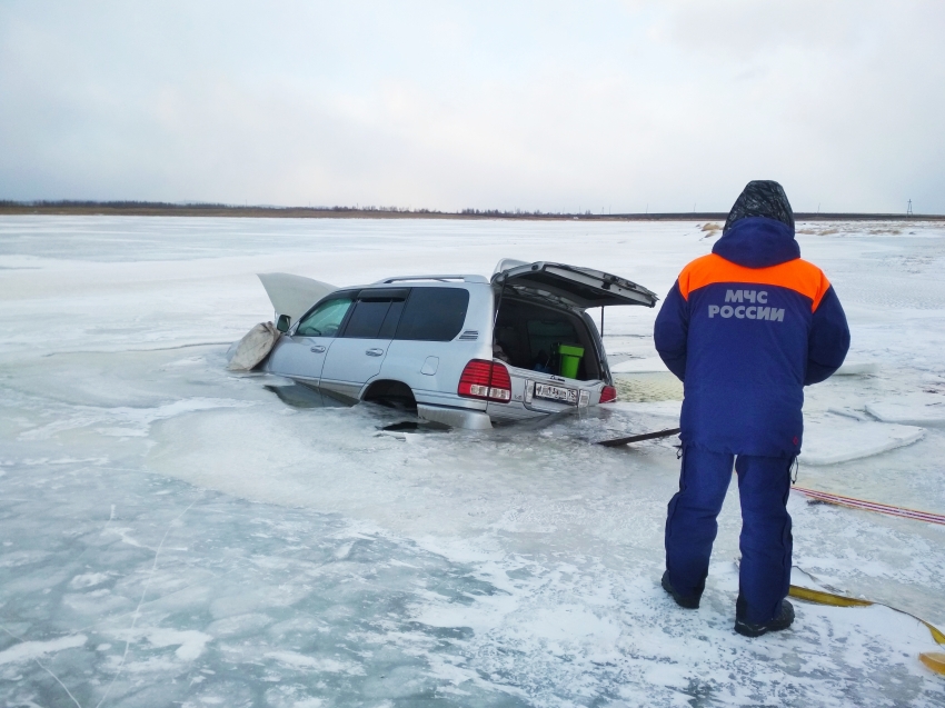 Автомобиль провалился под лед  на озере Иргень