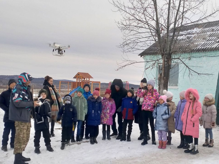 Работники культуры села Новотроицк организовали для детей встречу с руководителем поискового отряда имени Кости Долгова.