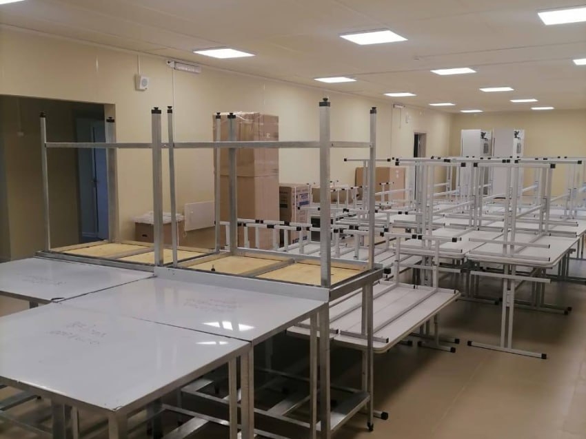 На территории средней общеобразовательной школы в селе Смоленка Читинского района завершилась сборка модульной столовой с опережением срока сдачи объекта.