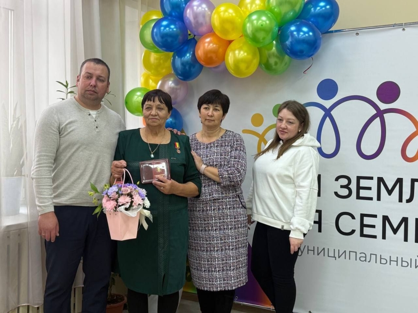На форуме "Моя земля — Моя семья" медали "Родительская доблесть" получили две семьи Читинского района