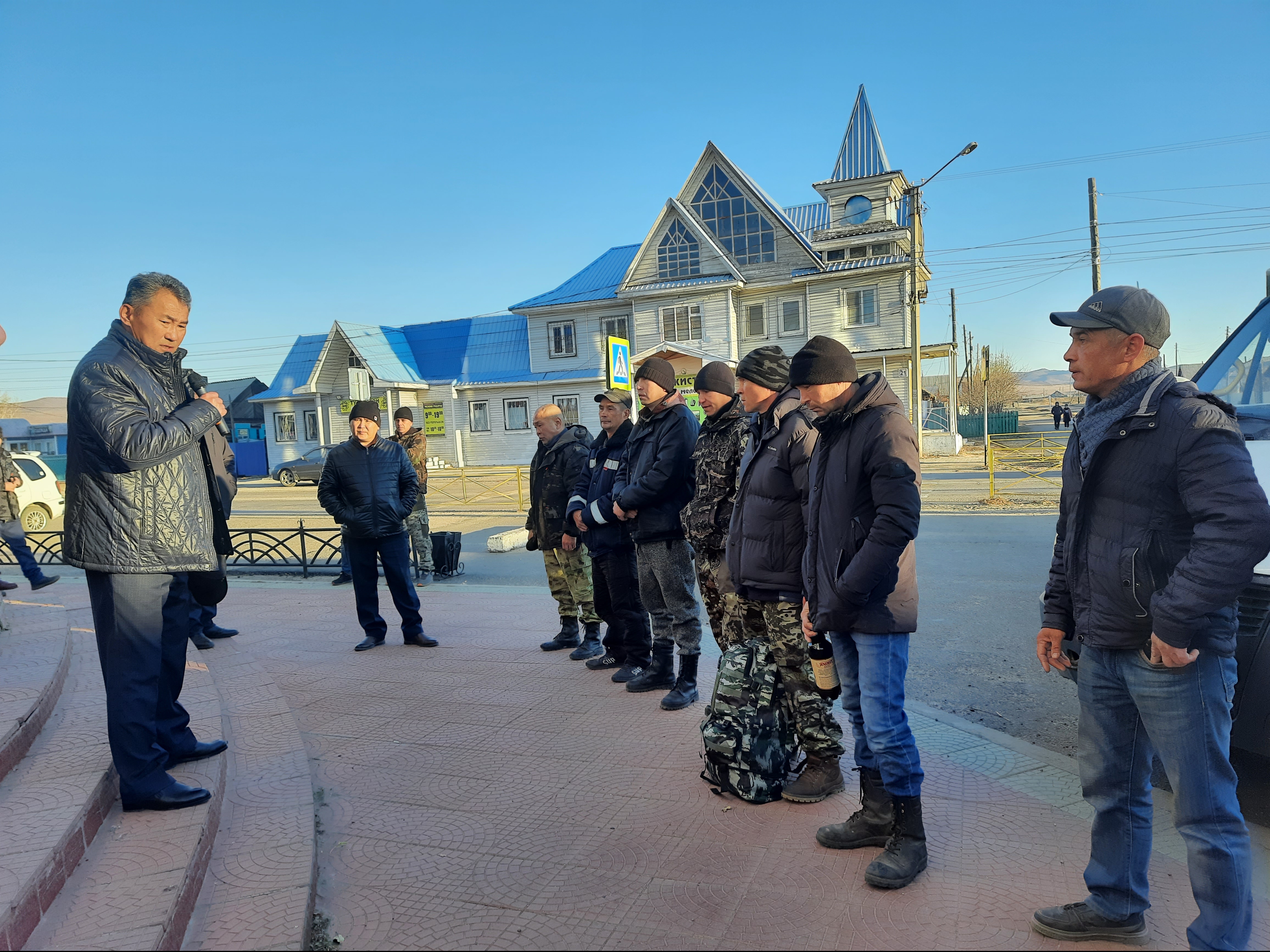 Ждем вас дома. В Дульдурге торжественно проводили мобилизованных граждан |  17.10.2022 | Дульдурга - БезФормата