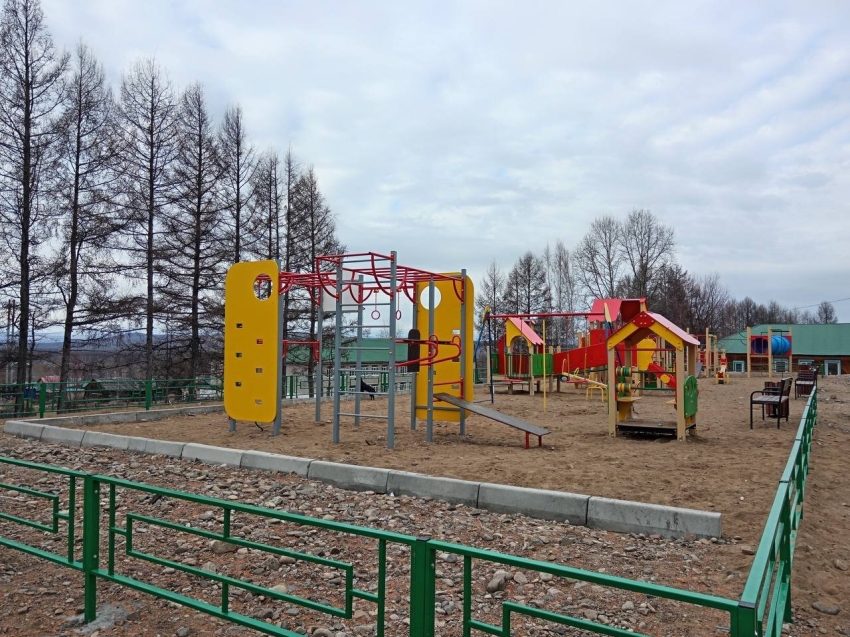 В с. Тупик установили детскую игровую универсальную площадку, стоимость реализации мероприятия составила 2,98 млн. рублей.