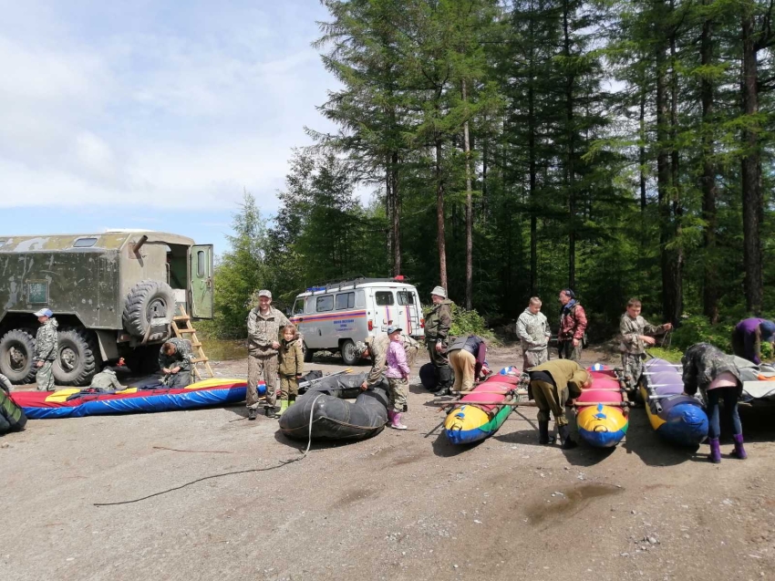 Спасатели «Забайкалпожспас» эвакуировали 23 человека из детского палаточного лагеря в Каларском районе из-за угрозы подтопления 