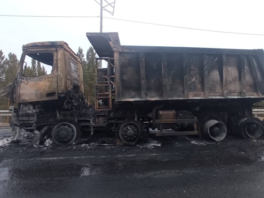 Огнеборцы «Забайкалпожспаса» из Новопавловки потушили горящий грузовик на федеральной трассе «Байкал»