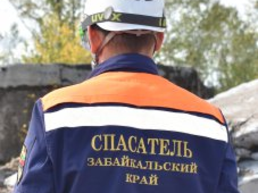 Спасатели ГУ «Забайкалпожспас» извлекли мужчину в ДТП  на перекрестке Ивановского проезда и автострады Байкал
