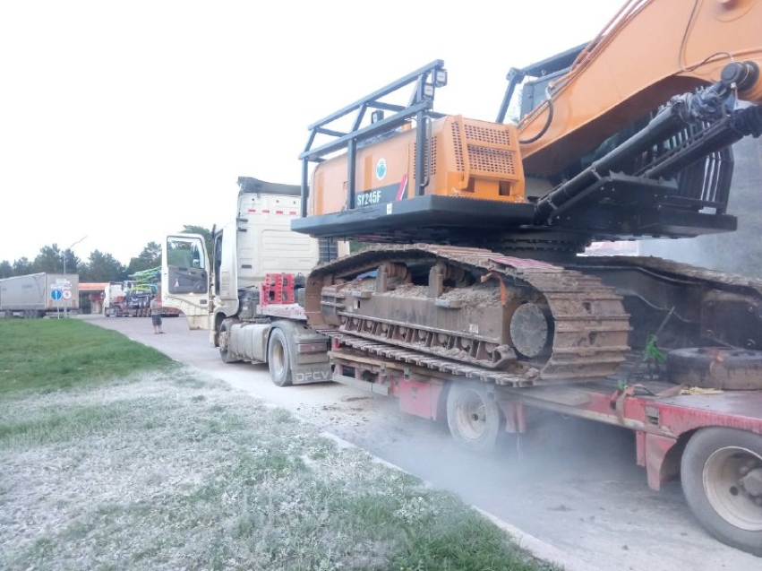 Пожарные Новопавловки оперативно потушили горящее колесо тягача