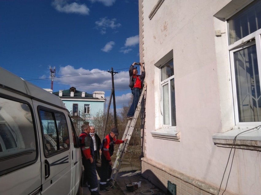 На судебных участках в п. Чернышевск силами подведомственного учреждения начат косметический ремонт