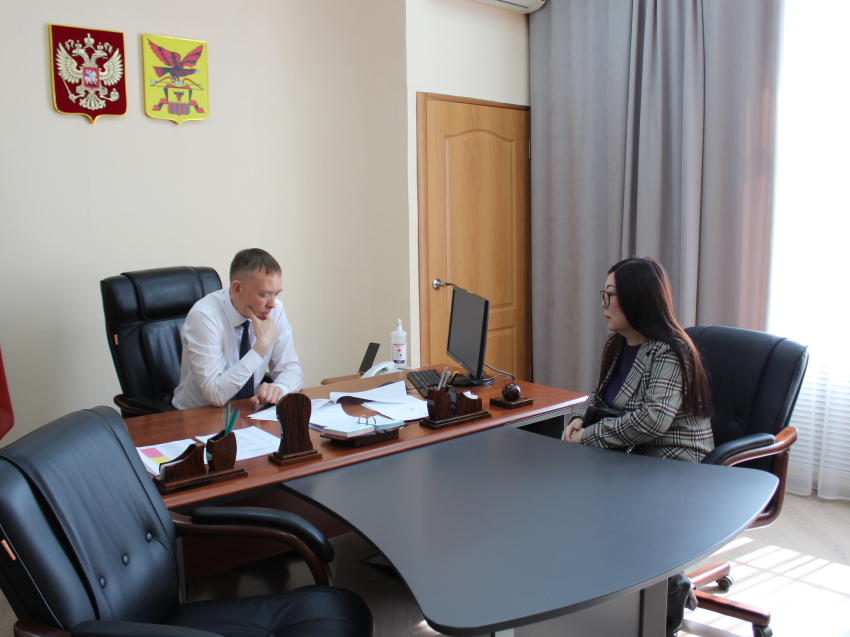 Вновь назначенный мировой судья Суржана Сономовна Арзухаева посетила департамент