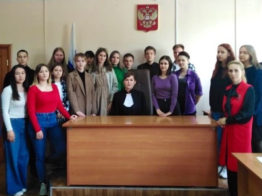 Студенты ЗабГУ побывали с экскурсией в Доме правосудия