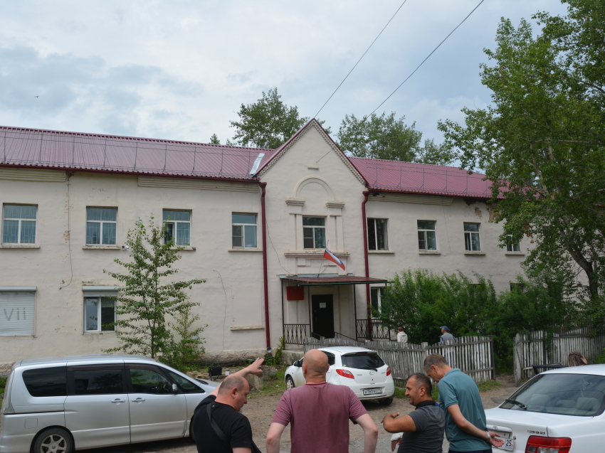 Надежная кровля для правосудия: В Могоче успешно завершен ремонт крыши здания судебных участков