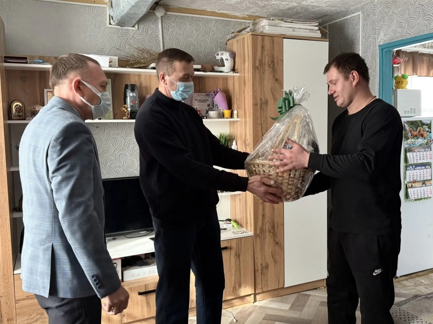 Забота о семьях героев: Руководитель Департамента поздравил семьи участников Специальной военной операции в Калганском округе с Днём защитника Отечества 