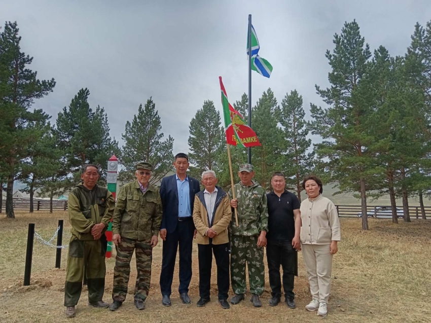 ​Сегодня, в день празднования Дня пограничника, в Узоне были продолжены работы по благоустройству памятного знака «Пограничникам всех поколений» в котором в 2022 году был установлен Пограничный столб.