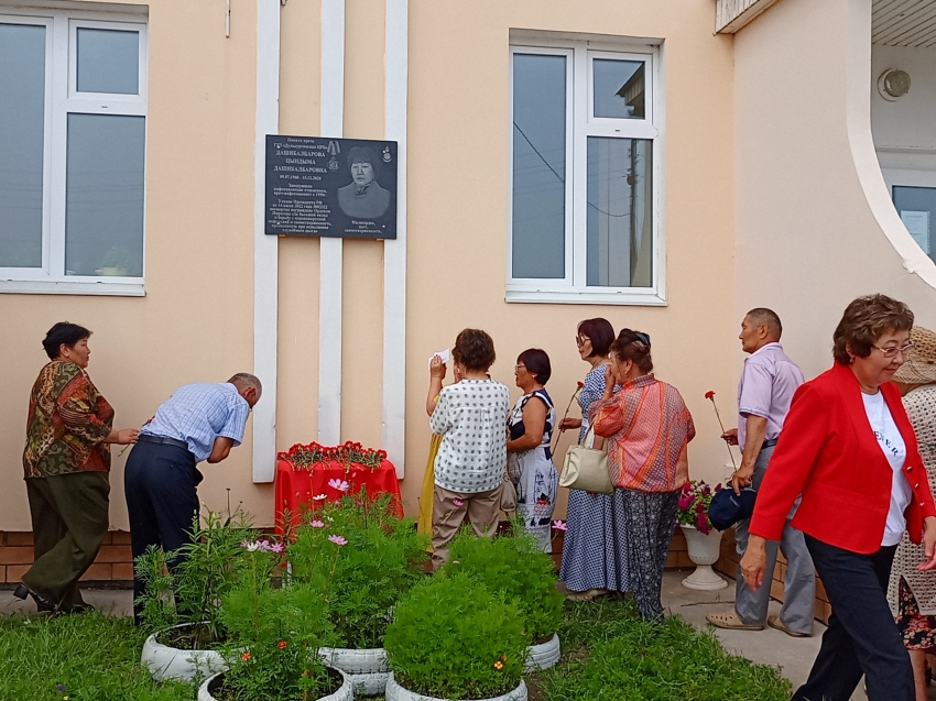 В Дульдургинской центральной больнице открыли мемориальную доску врачу-инфекционисту Цындыме Дашибалбаровне Дашибалбаровой