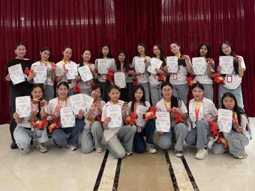 Хореографический ансамбль «Наран Туяа» хореографического отделения « Дульдургинской детской школы искусств» недавно вернулся домой после успешного выступления на XII фестивале-конкурсе « На Великом Чайном пути» в городе Шилинь-Хото (Китай).