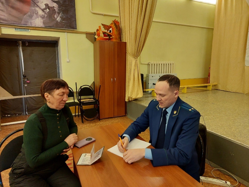 Прокуратура Дульдургинского района провела выездной личный прием жителей сёл Ара-Иля и Красноярово. 