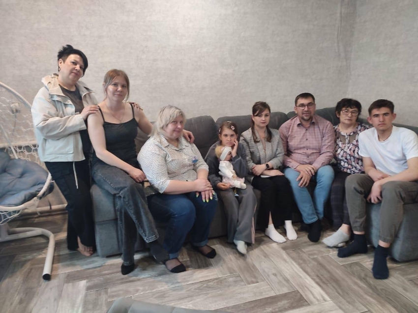 Департамент поздравил семьи участников СВО с Днем Победы