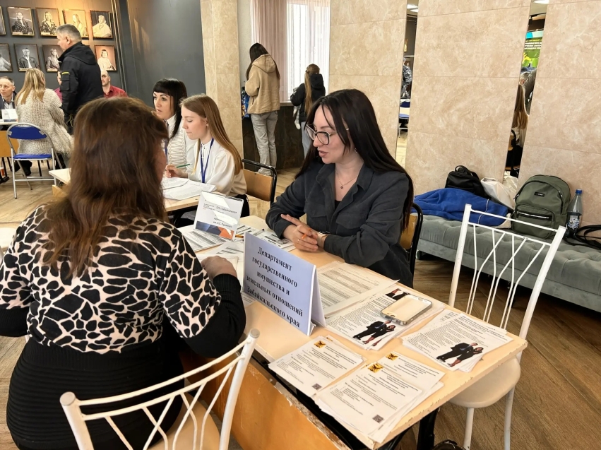 Ярмарка трудоустройства с участием Департамента госимущества прошла в Забайкальском драматическом театре