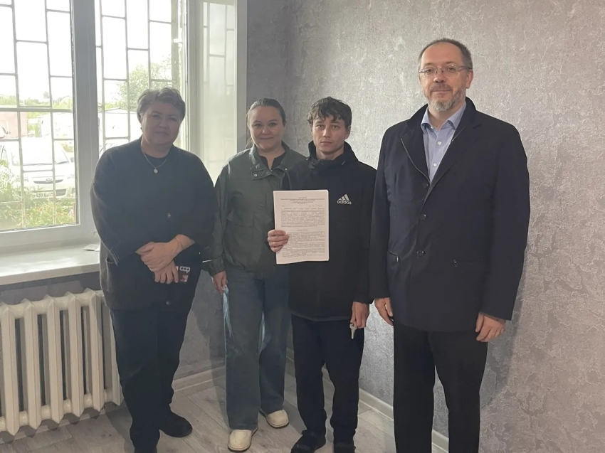 Дмитрий Сивков  поздравил с новосельем детей-сирот, получивших жилье по договору специализированного найма