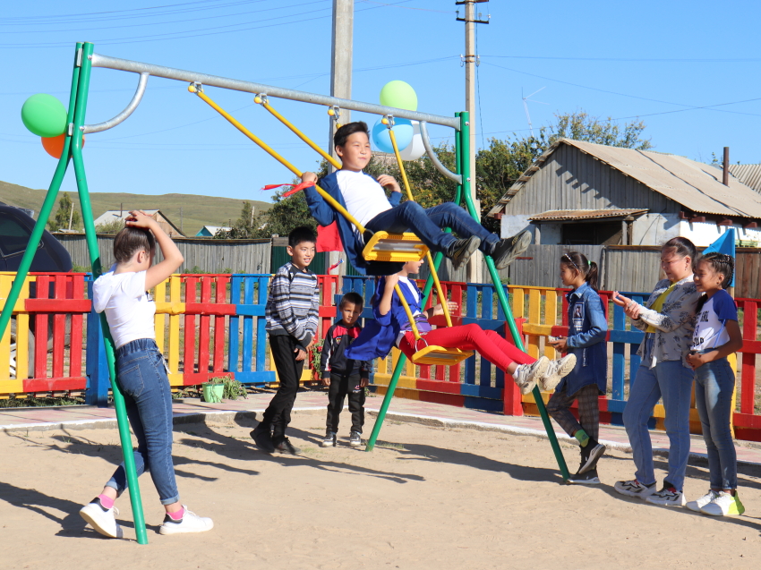 Детскую площадку и обновленную площадь открыли в двух селах Могойтуйского района