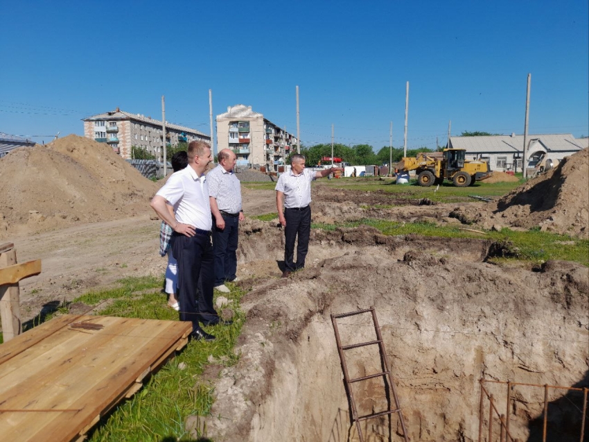 Работы по строительству ледовой арены и ремонту спортшколы ведутся в Приаргунске