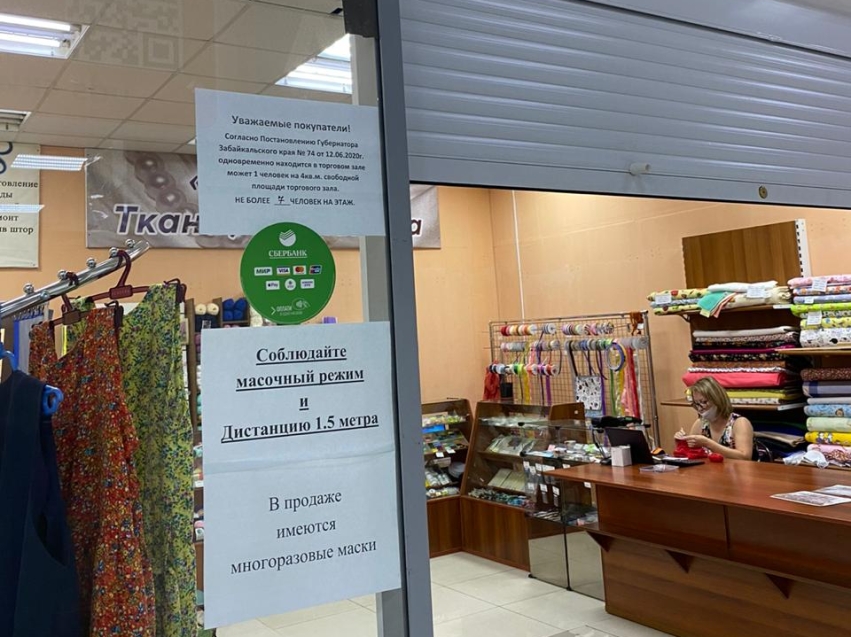 Сотрудники магазинов Читы жалуются на украденный антисептик и драки из-за просьбы надеть маску