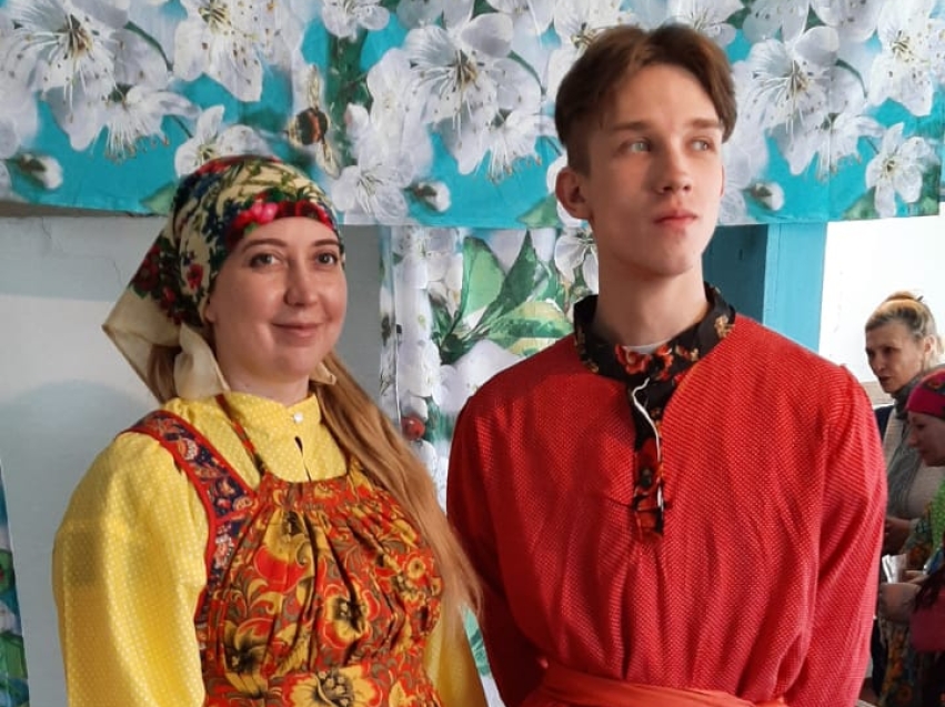  Туристов, путешествующих в забайкальское село Новосалия, одевают в наряды семейских 